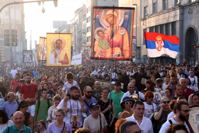 Les Serbes déferlent en masse dans les rues de Belgrade contre la dégénérescence LGBTQPed