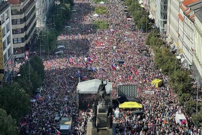 Les Tchèques montrent l’exemple en s’unissant contre le froid des valeurs démocratiques