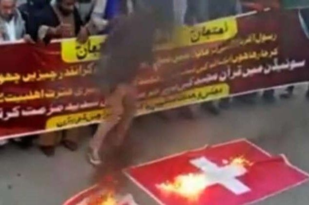 Des enturbannés brûlent un drapeau Suisse au Pakistan
