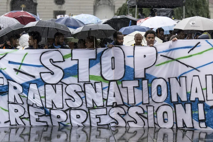 Les Érythréens exigent des trucs sur la Place fédérale en hurlant au racisme d'État