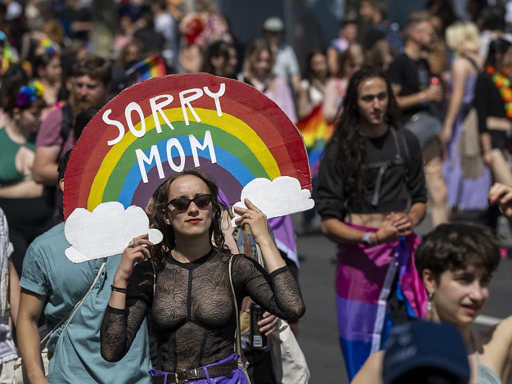 Une genevoise de 16 ans hait aujourd'hui ses parents à cause du sida mental LGBT