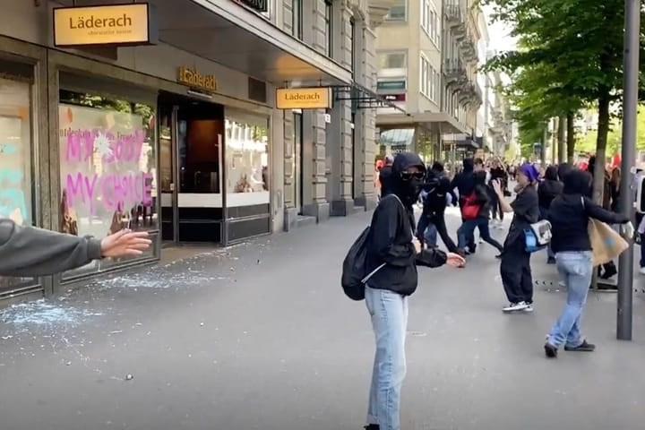 Zurich: des gauchistes saccagent des vitrines lors du cortège du 1er mai