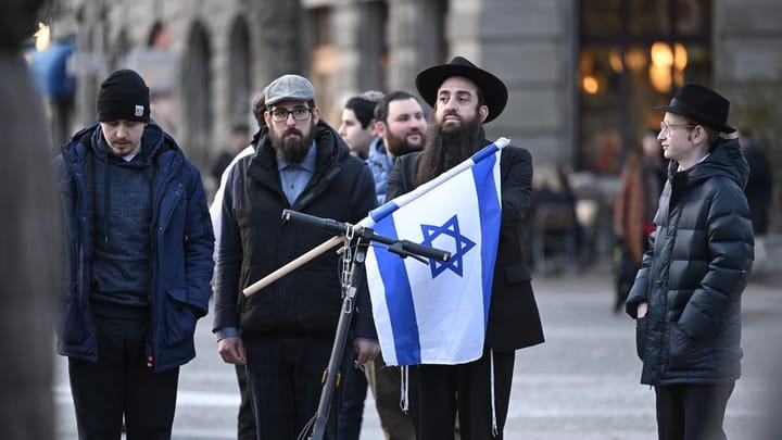 Cédant à la pression des Juifs, le parlement adopte une nouvelle loi contre l'antisémitisme
