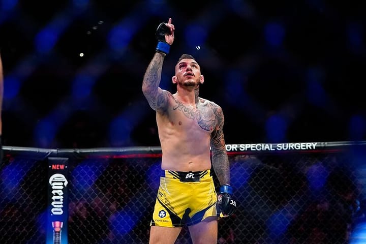 Le combattant Renato Moicano chie ouvertement à la gueule de Macron lors de l'UFC Paris