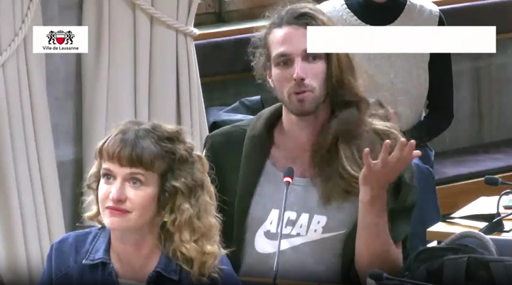 Un élu lausannois se pointe au conseil communal avec un t-shirt "ACAB"